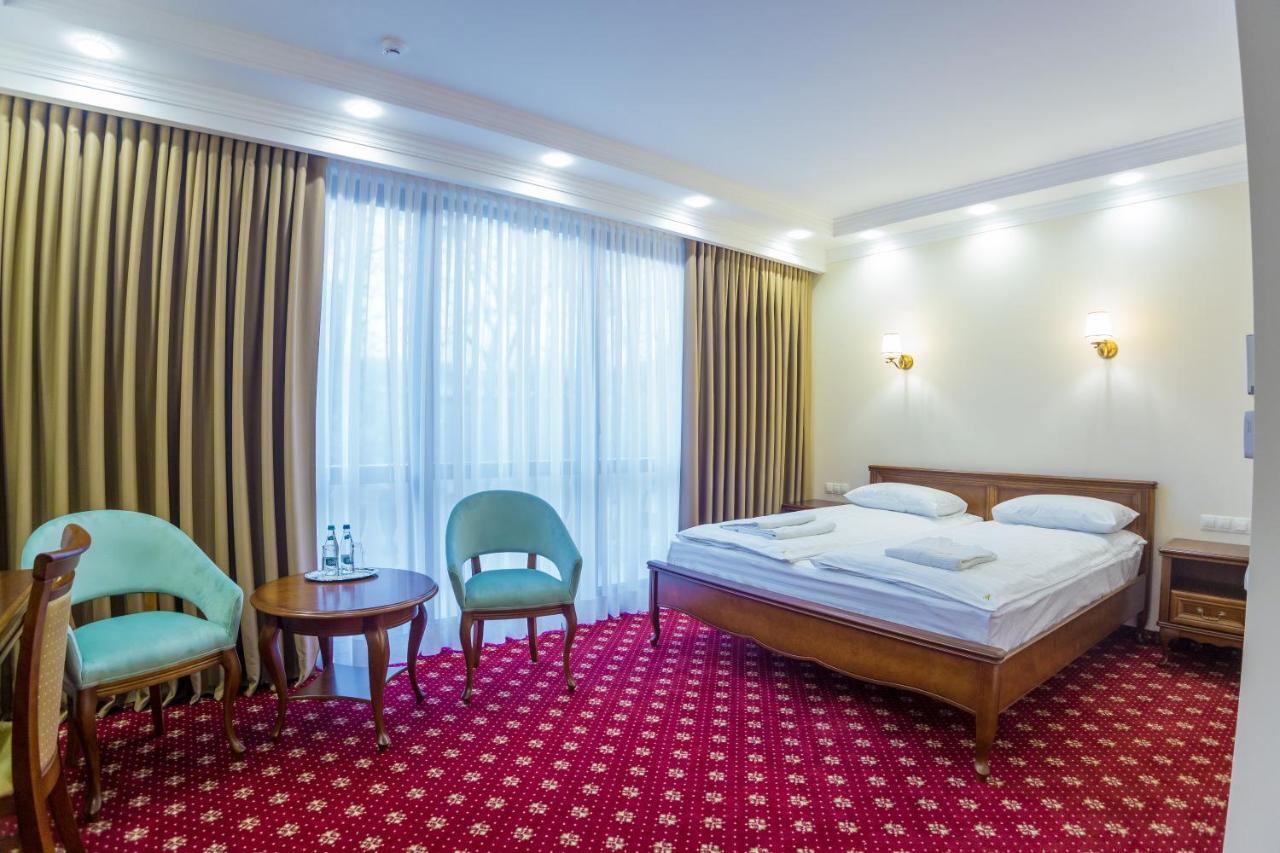 Ambassador Hotel Chisinau Exterior photo