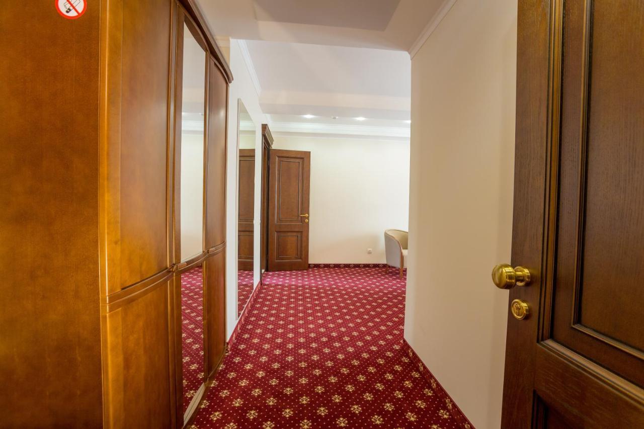 Ambassador Hotel Chisinau Exterior photo