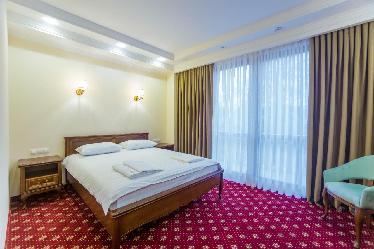 Ambassador Hotel Chisinau Exterior photo