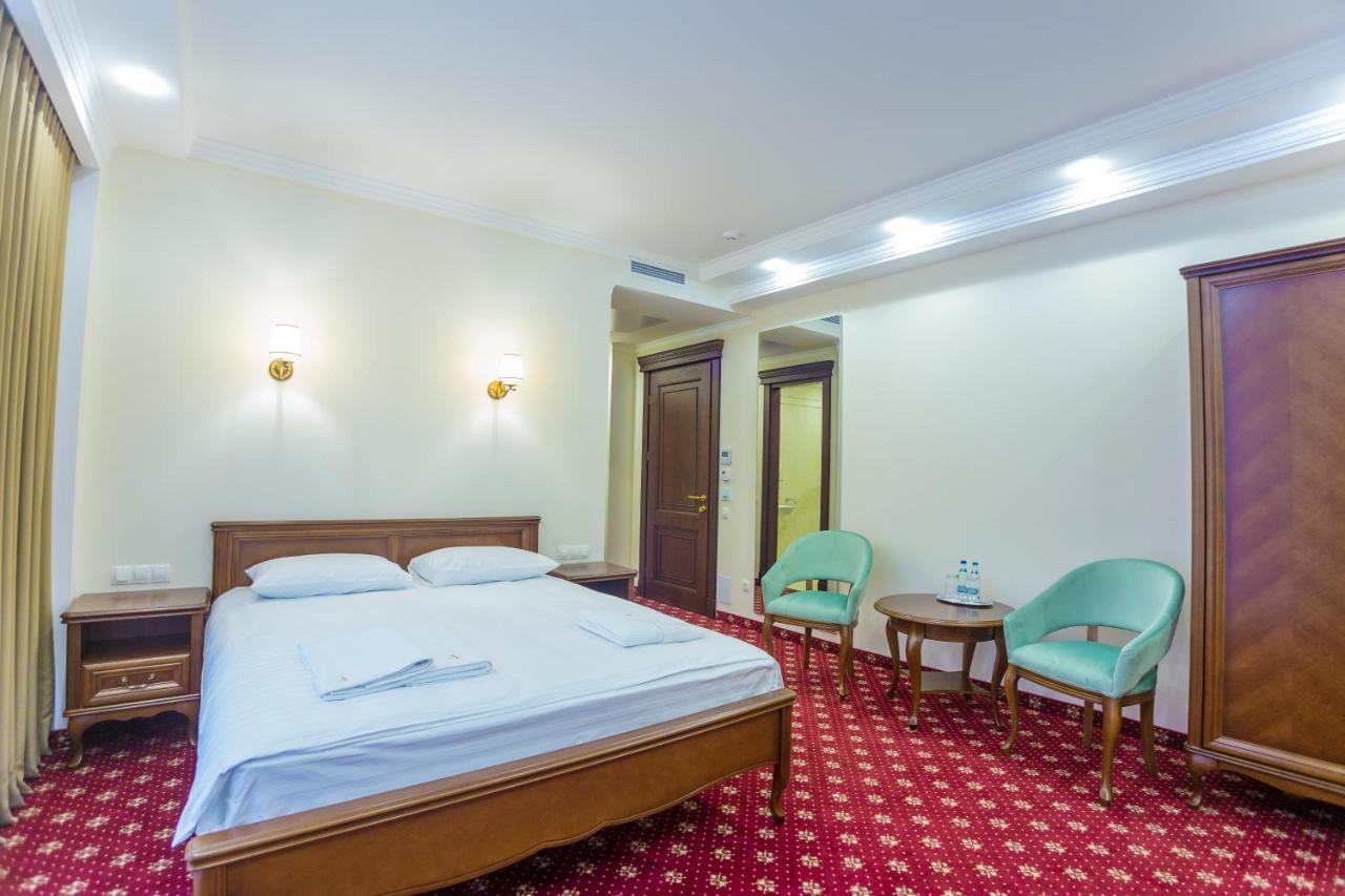 Ambassador Hotel Chisinau Exterior photo